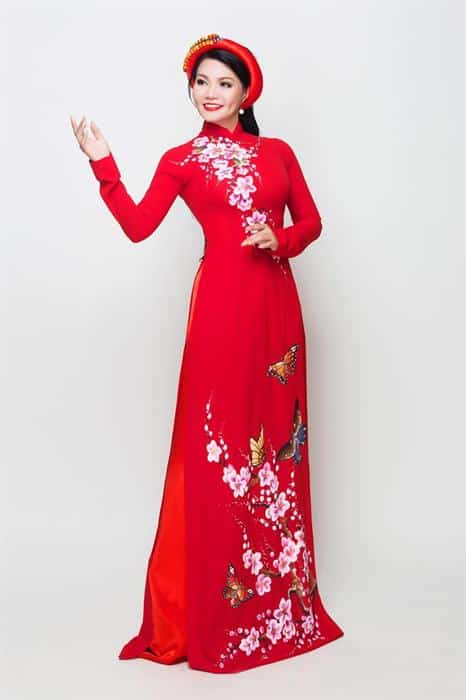Áo dài nữ đỏ vẽ họa tiết mùa xuân