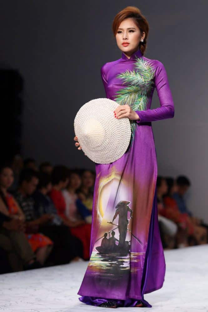 Áo dài nữ tím vẽ hình ảnh quê hương