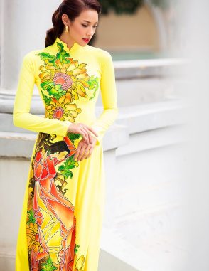 Áo dài nữ vàng vẽ họa tiết người và hoa