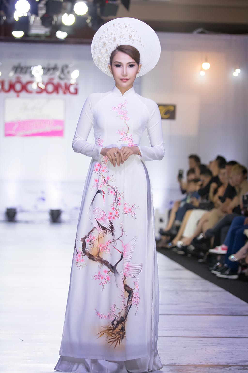 Áo dài nữ trắng vẽ hoa đào và chim hạc