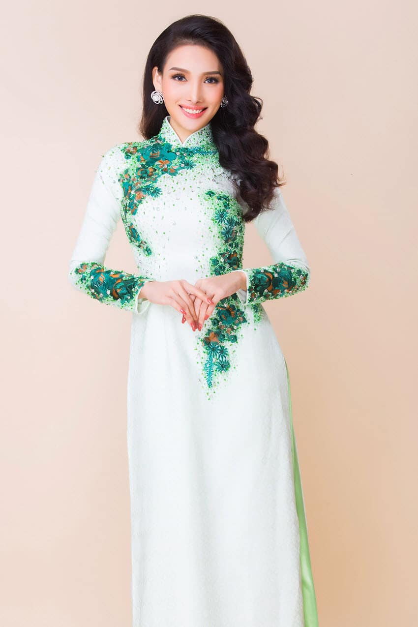 Áo dài nữ trắng họa tiết hoa lạ mắt
