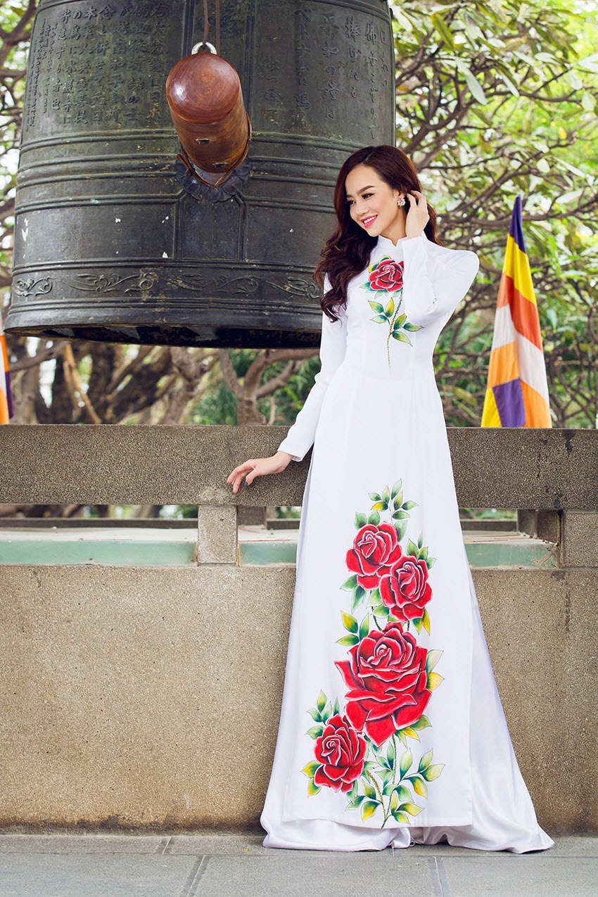 Áo dài nữ trắng vẽ hoa hồng đỏ bắt mắt