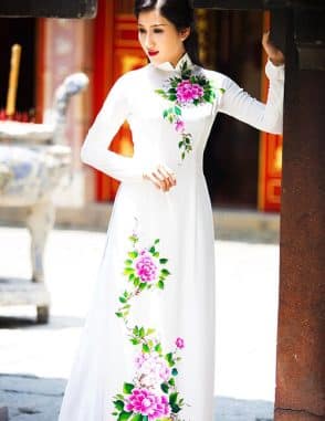 Áo dài nữ trắng duyên dáng vẽ hoa mẫu đơn