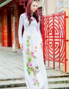 Áo dài nữ trắng vẽ hoa nhẹ nhàng