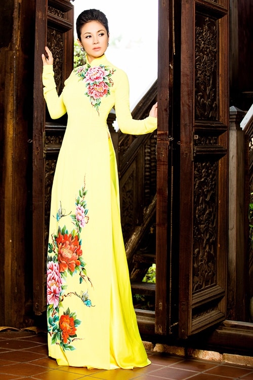 Áo dài nữ vàng trẻ trung vẽ hoa mẫu đơn