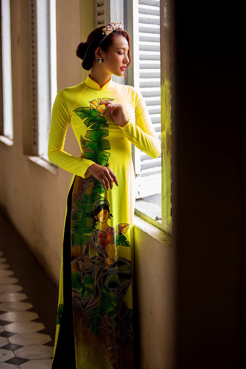 Áo dài nữ vàng vẽ hình ảnh cô gái quê