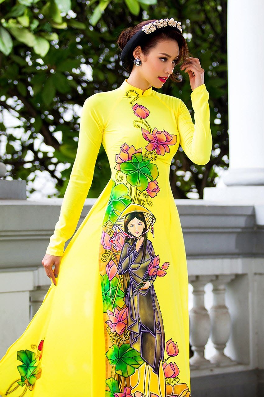 Áo dài nữ vàng vẽ hình ảnh thiếu nữ