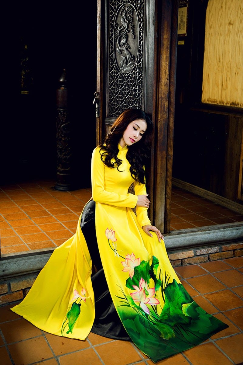 Áo dài nữ vàng vẽ hoa sen nổi bật