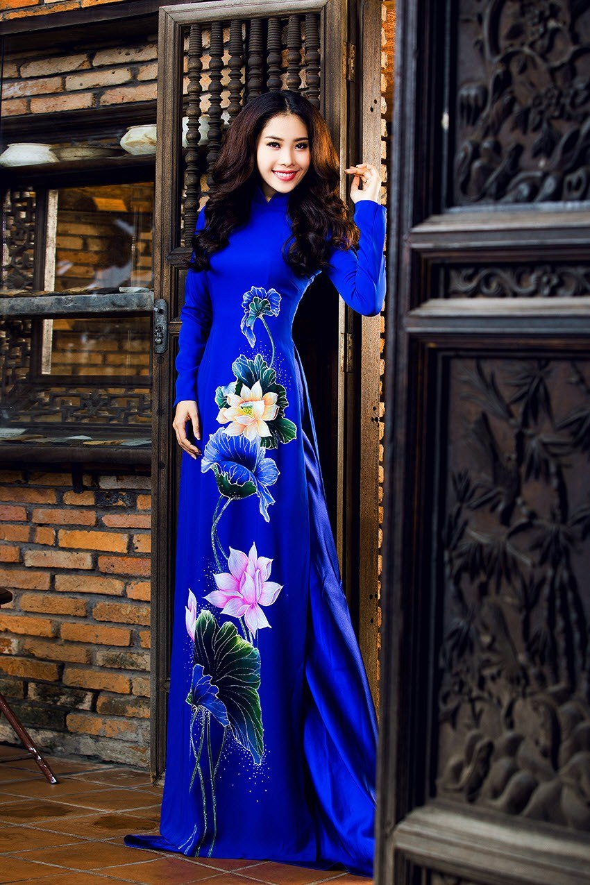 Áo dài nữ xanh vẽ hoa sen thanh thoát