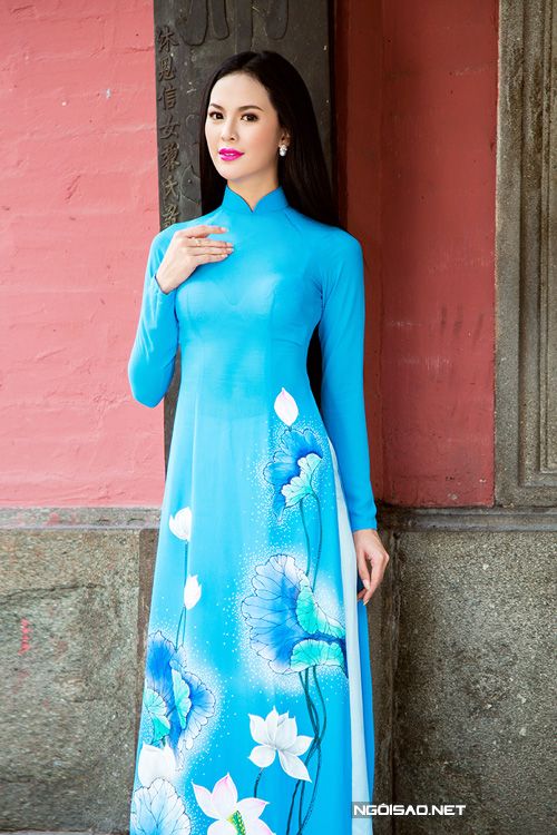 Áo dài nữ xanh tươi tắn vẽ hoa sen