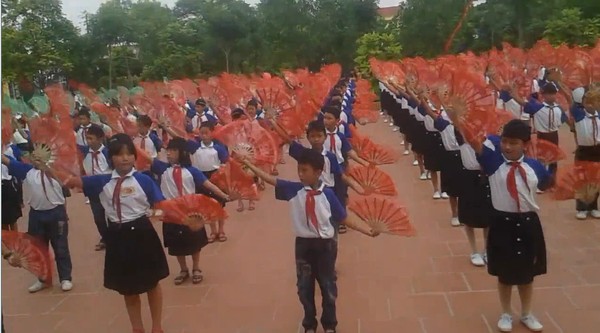 Quạt múa sử dụng đồng diễn
