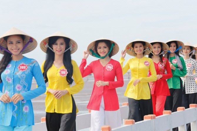 Áo bà ba cách điệu được nhiều sao Việt sử dụng