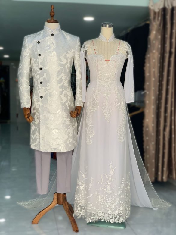 Cặp áo dài cưới trắng chú rể gấm rồng, cô dâu kết ren