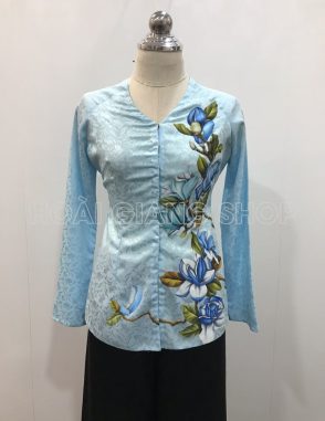 bà ba xanh vẽ hoa mộc lan