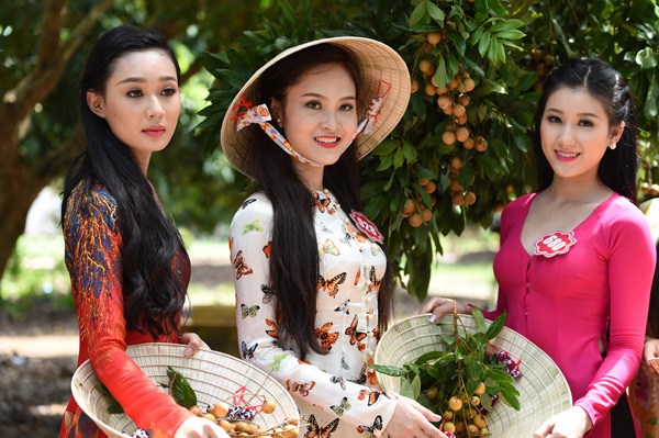 Áo bà ba cách điệu đem lại sự tươi trẻ cho người sử dụng