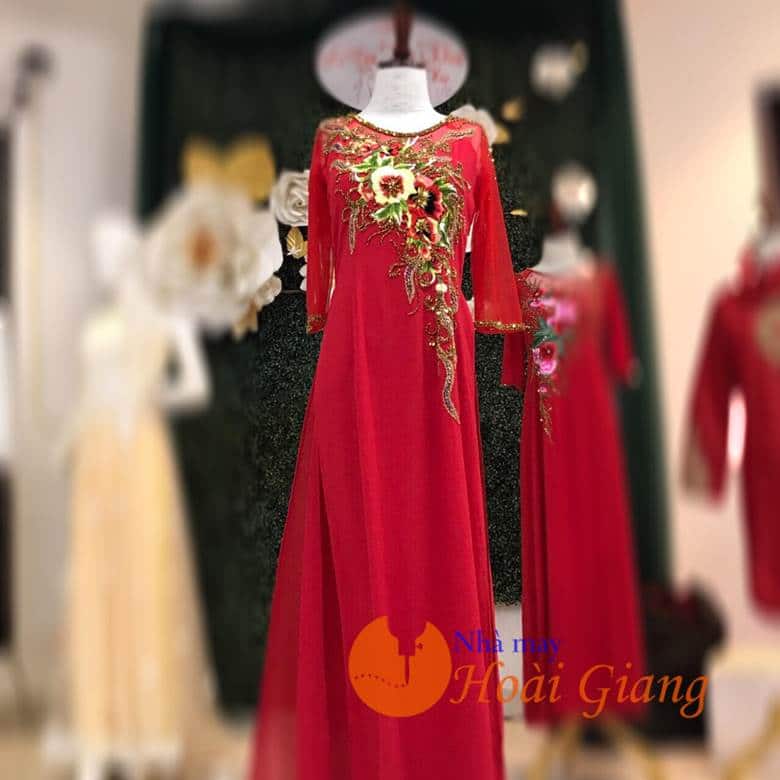 Các bà sui đọ nhan sắc với áo dài lấp lánh