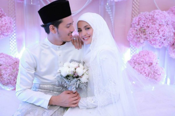 Choáng ngợp với đám cưới cổ tích của nữ diễn viên Malaysia hơn tuổi chồng