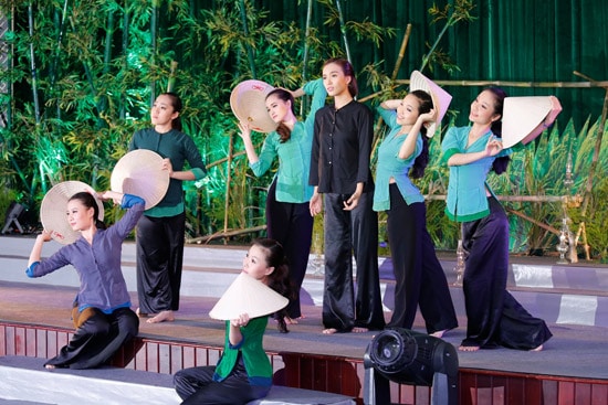 Tại sao Việt kiều thích mặc áo bà ba
