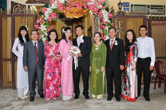 Gợi ý trang phục cho ba mẹ chồng, mẹ cô dâu