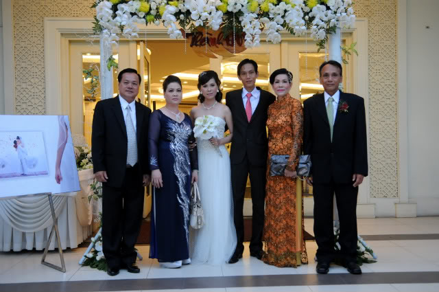 Gợi ý trang phục cho ba mẹ chồng, mẹ cô dâu