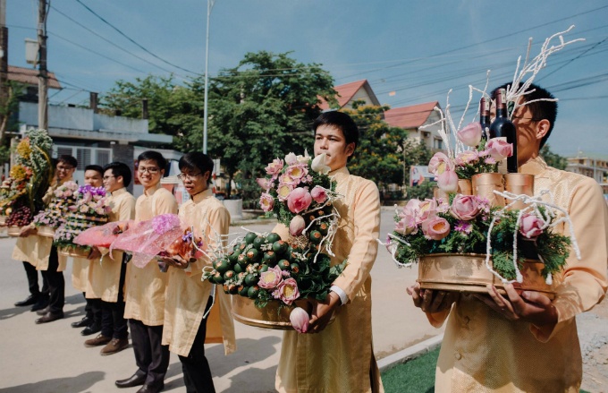 Quản lý Chi Pu khoe ảnh cưới tràn ngập hoa sen thơm ngát
