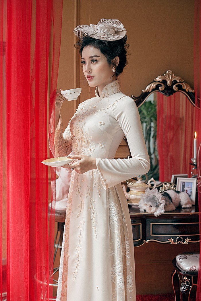 Á Hậu Huyền My hút mắt người xem với áo dài phong cách hoàng gia