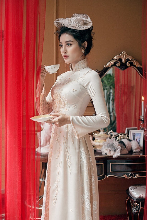 Á Hậu Huyền My hút mắt người xem với áo dài phong cách hoàng gia