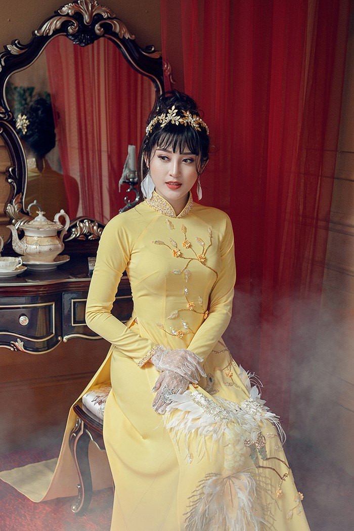 Á Hậu Huyền My hút mắt người xem với áo dài phong cách hoàng gia