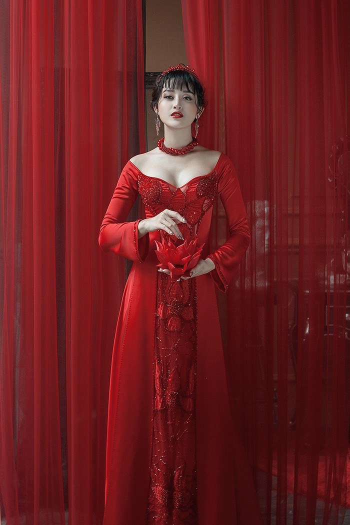 Á Hậu Huyền My hút mắt người xem với áo dài phong cách hoàng gia