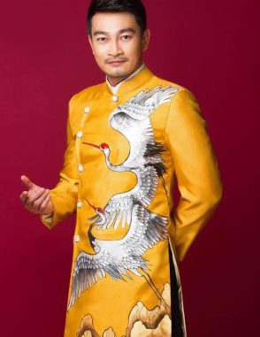 áo dài nam vang họa tiết chim hạc
