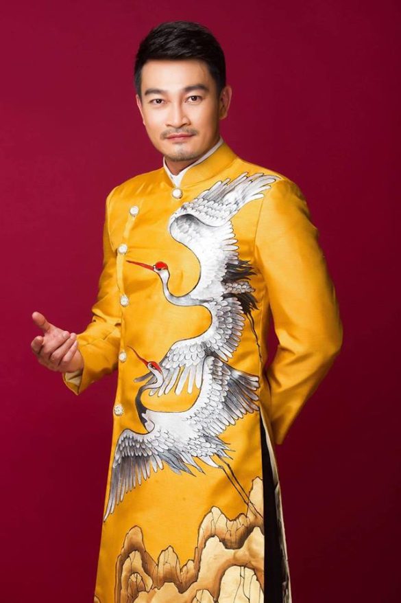 áo dài nam vang họa tiết chim hạc