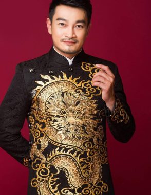 áo dài nam gấm đen họa tiết rồng vàng