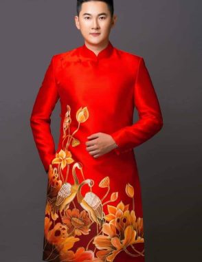 Áo dài nam đỏ họa tiết sen và hạc
