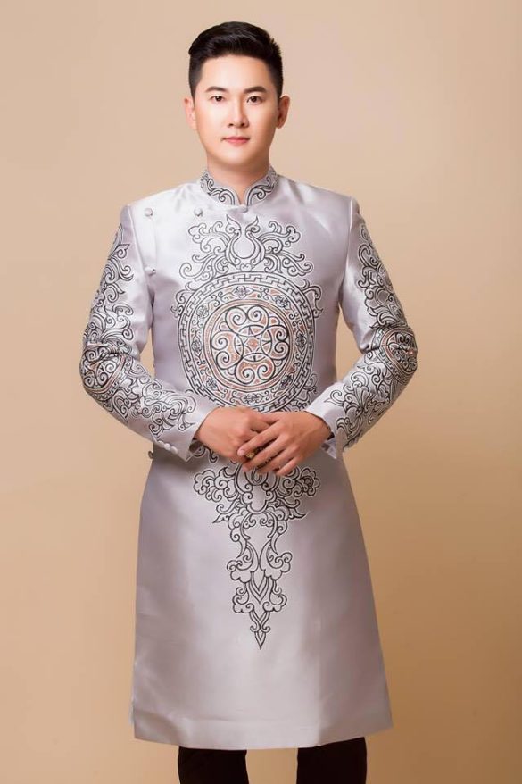Áo dài nam cách tân màu ghi họa tiết cung đình truyền thống