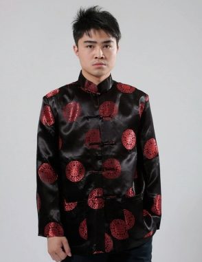 Sườn xám nam bưng quả