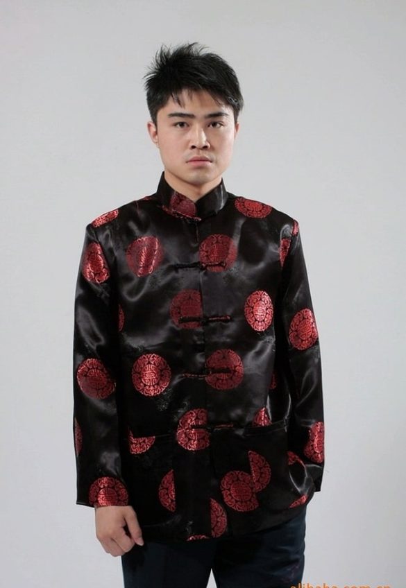 Sườn xám nam bưng quả