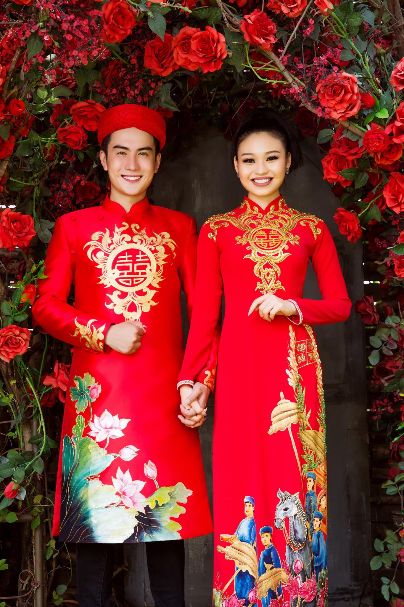 Áo dài cô dâu chú rể đỏ vẽ sen hạc truyền thống