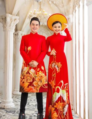 Áo dài cô dâu chú rễ đỏ vẽ sen hạc truyền thống