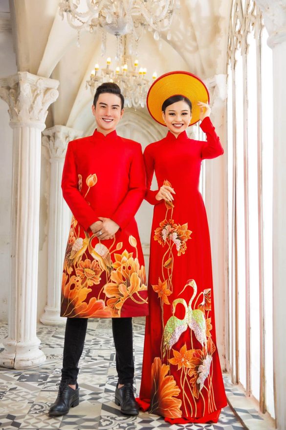 Áo dài cô dâu chú rễ đỏ vẽ sen hạc truyền thống