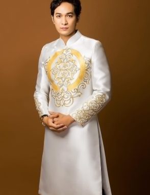 áo dài chú rể trắng vẽ hoa văn đối xứng