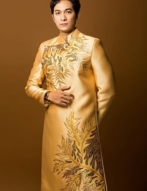 áo dài nam vàng đồng vẽ lá