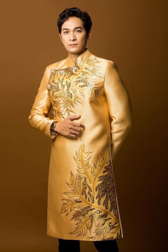 áo dài nam vàng đồng vẽ lá