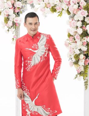 áo dài nam đỏ vẽ hạc