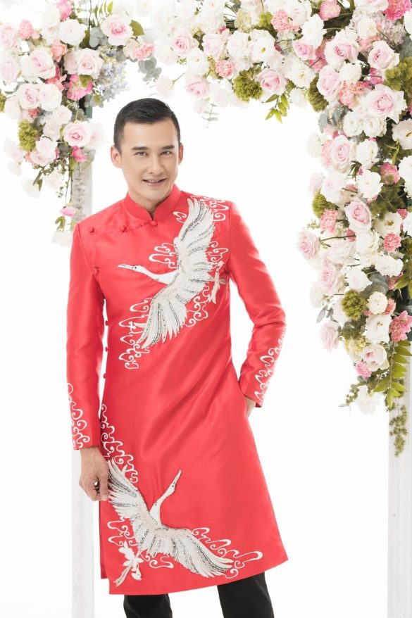 áo dài nam đỏ vẽ hạc