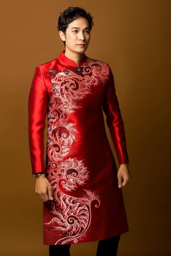 áo dài nam đỏ vẽ hoa văn