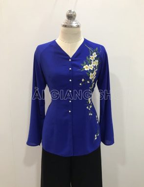 bà ba nữ vẽ cành hoa