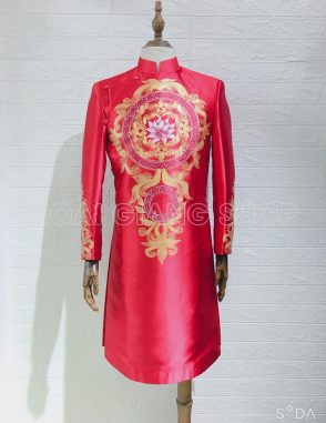 áo dài nam đỏ hoa văn vàng đối xứng
