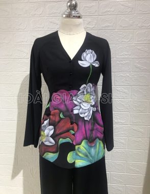 bà ba đen vẽ hoa sen huyền bí