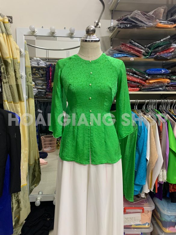 bà ba nữ xanh lá cây tươi