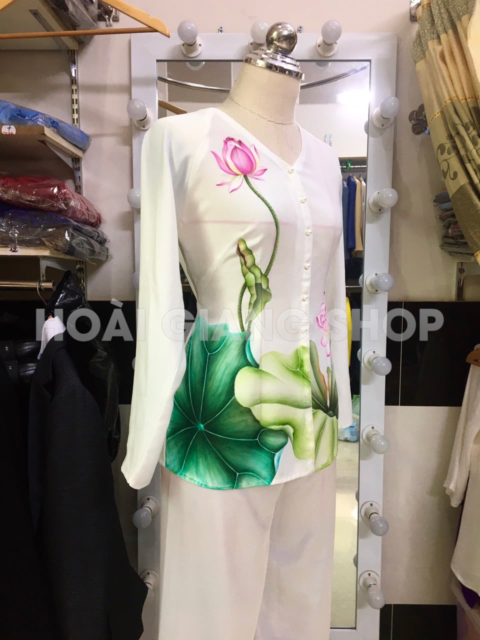 bà ba nữ hoa sen sang trọng